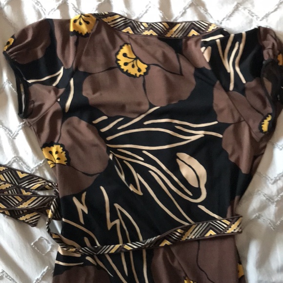 BCBGMaxAzria flower pattern brown/black/yellow wrap top. - Picture 5 of 9